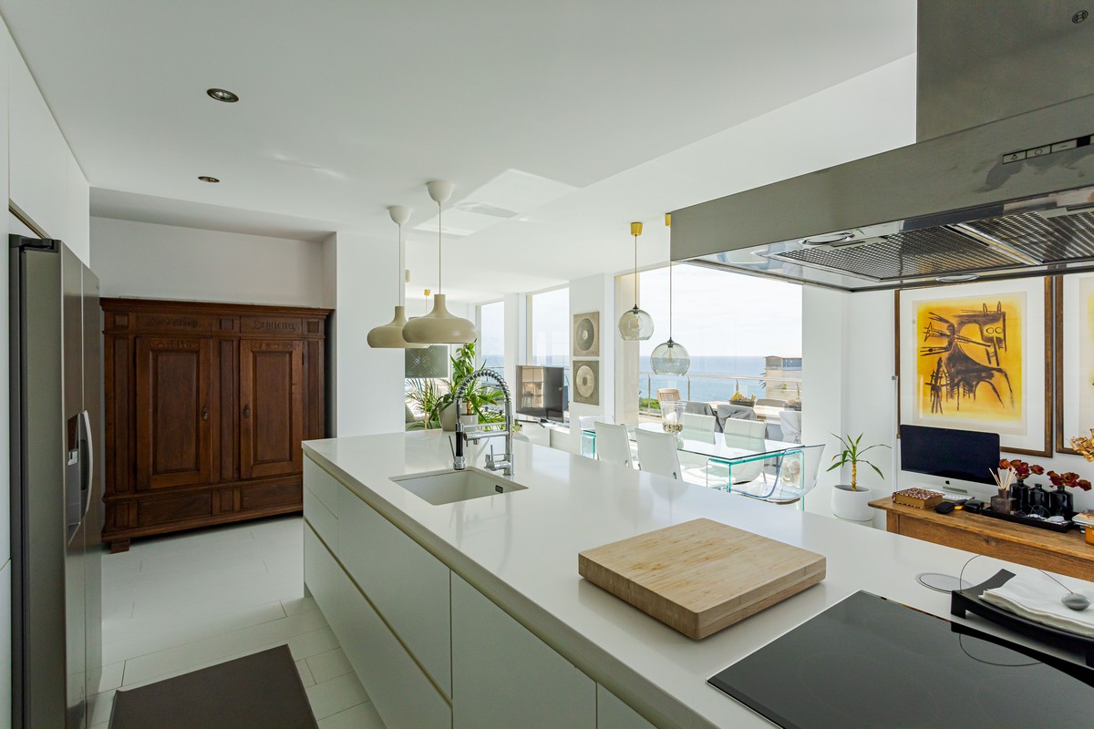 Exclusivo Ático de Lujo en Aguadulce: Vistas al Mar y Ubicación Premium en Calle Liverpool