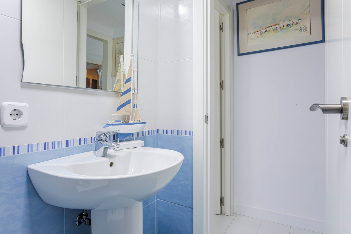 Exclusivo Ático de Lujo en Aguadulce: Vistas al Mar y Ubicación Premium en Calle Liverpool