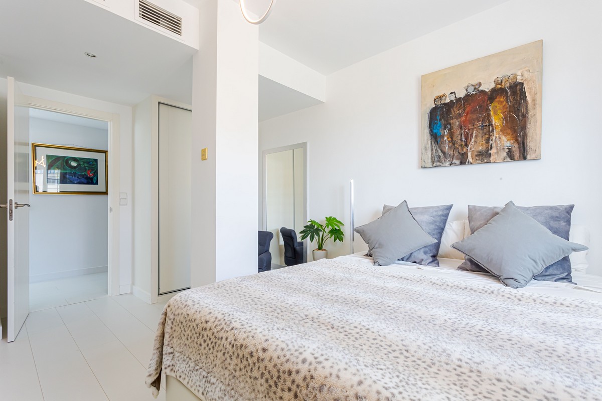 Exclusivo Ático de Lujo en Aguadulce: Vistas al Mar y Ubicación Premium en Calle Liverpool