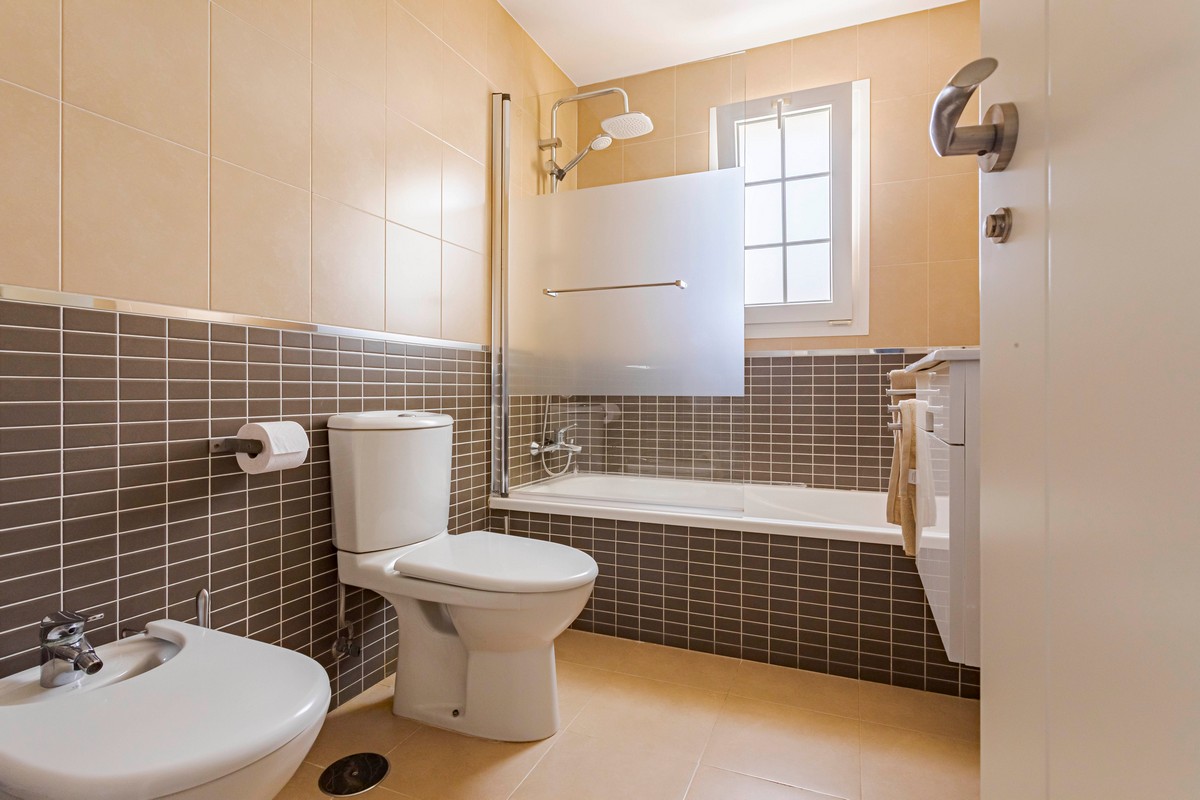 Exclusivo Ático de Lujo en Aguadulce: Vistas al Mar y Ubicación Premium en Calle Liverpool