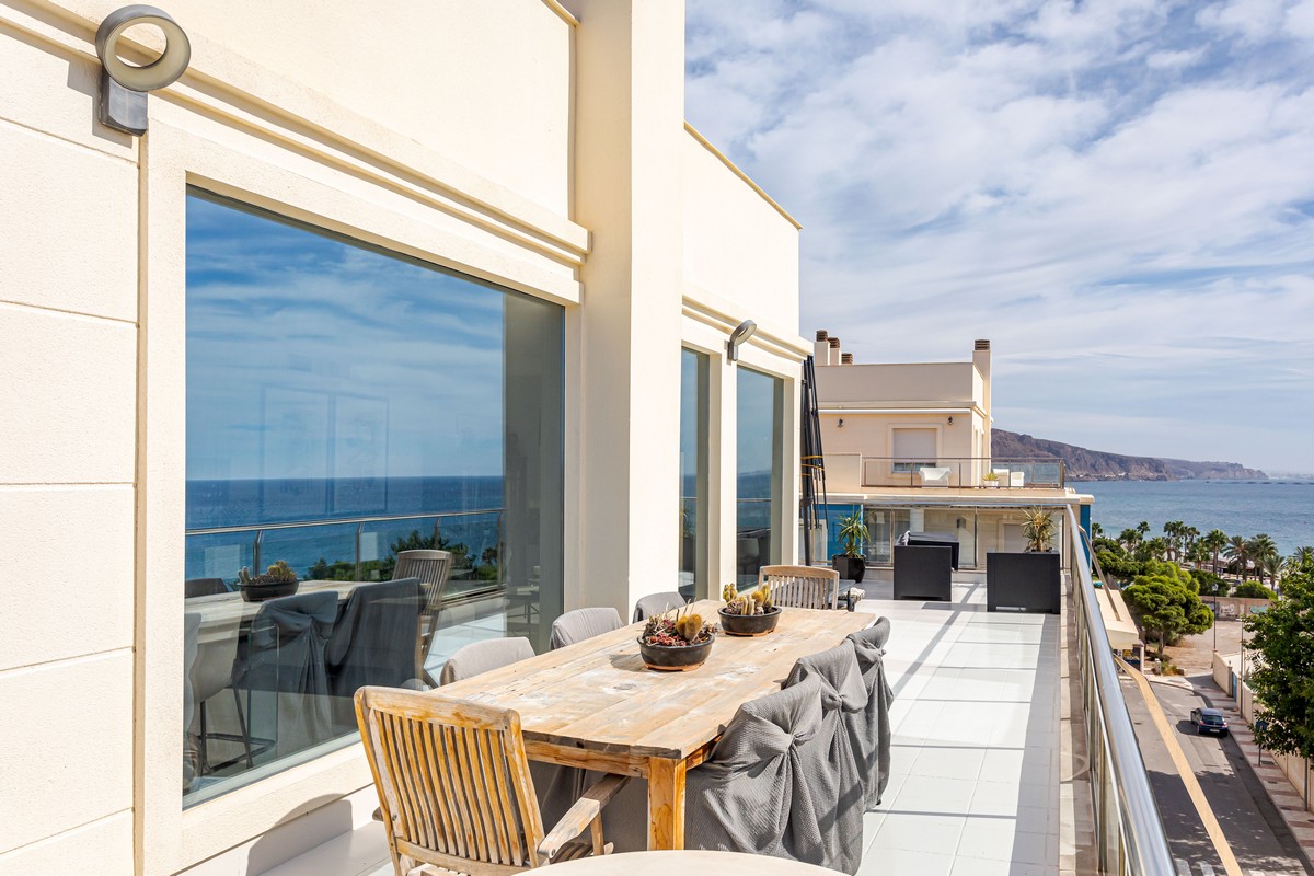 Exclusivo Ático de Lujo en Aguadulce: Vistas al Mar y Ubicación Premium en Calle Liverpool