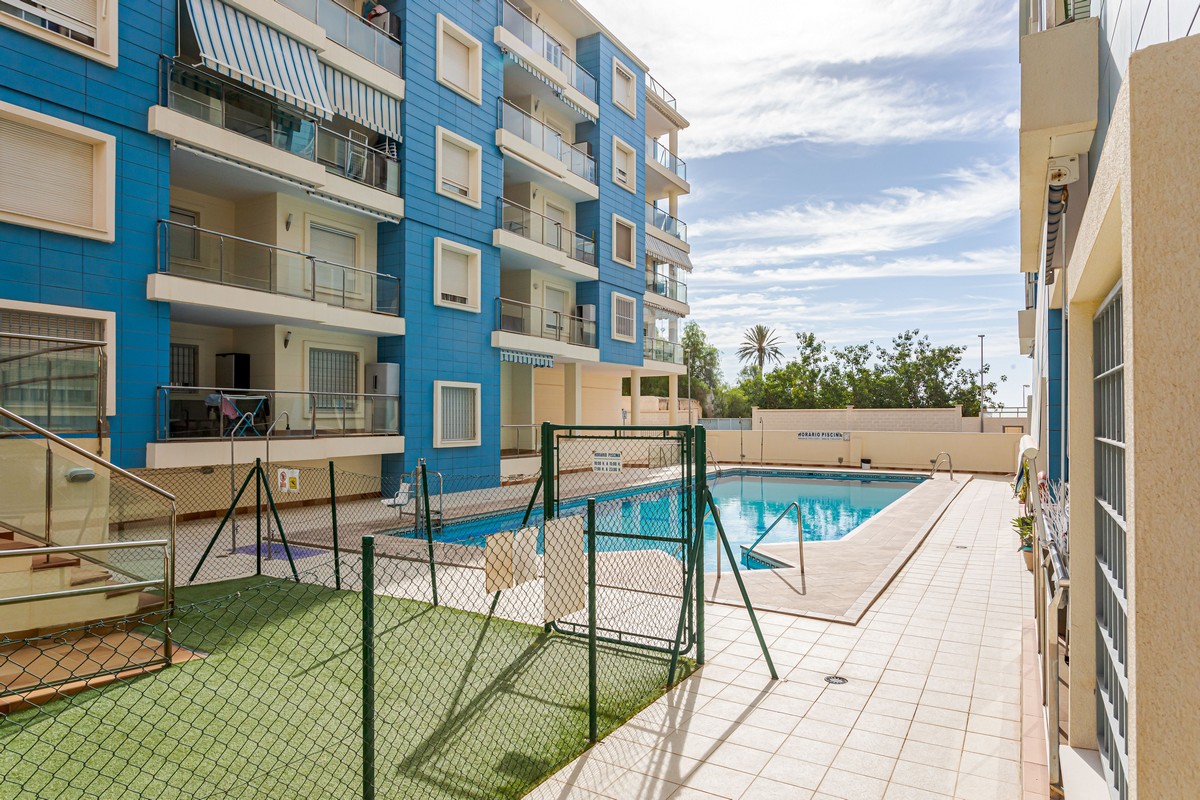 Exclusivo Ático de Lujo en Aguadulce: Vistas al Mar y Ubicación Premium en Calle Liverpool