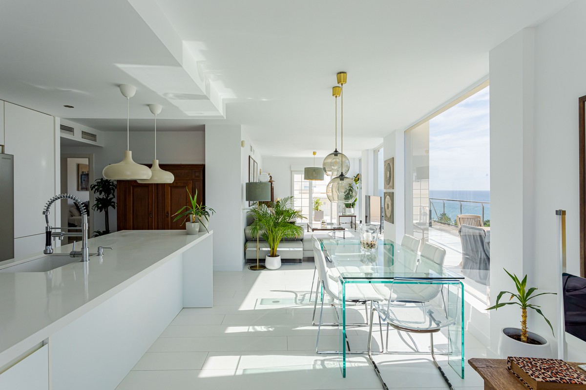 Exclusivo Ático de Lujo en Aguadulce: Vistas al Mar y Ubicación Premium en Calle Liverpool