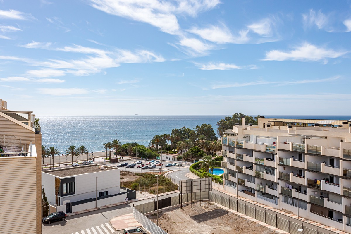 Exclusivo Ático de Lujo en Aguadulce: Vistas al Mar y Ubicación Premium en Calle Liverpool