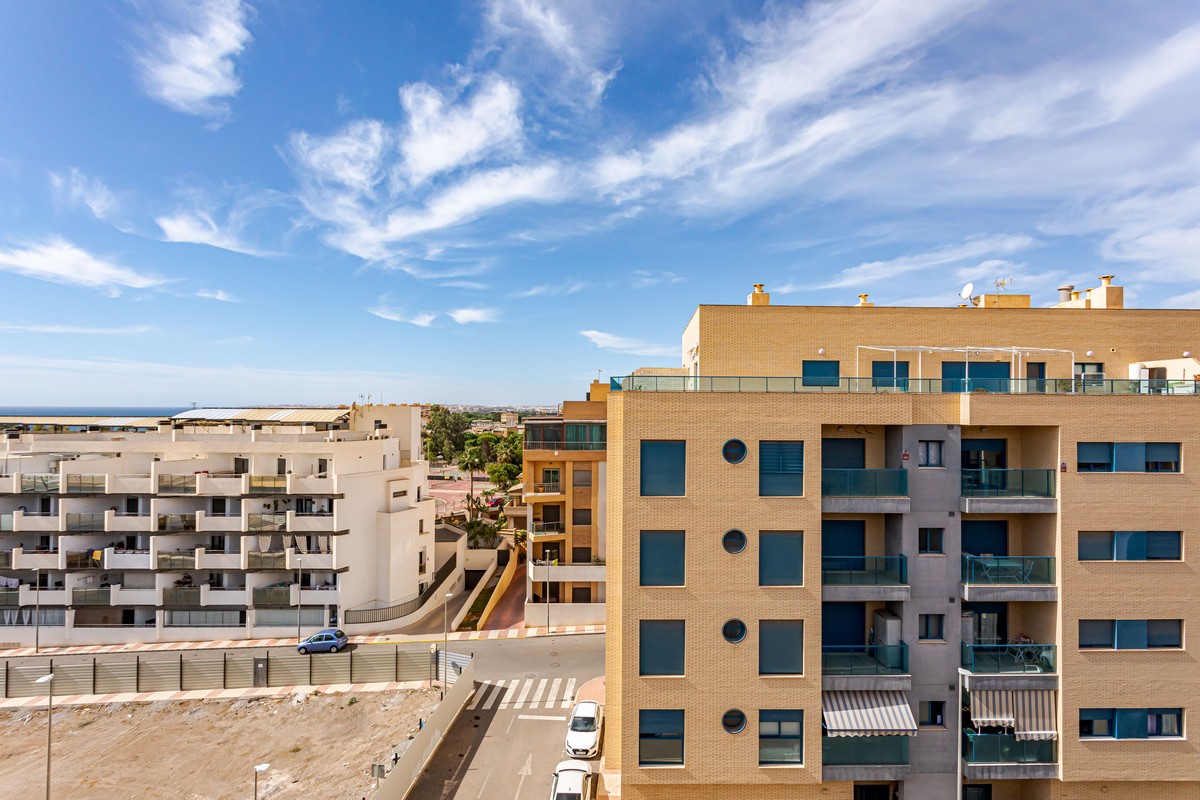 Exclusivo Ático de Lujo en Aguadulce: Vistas al Mar y Ubicación Premium en Calle Liverpool