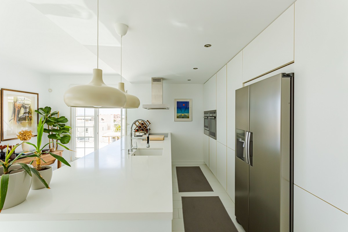 Exclusivo Ático de Lujo en Aguadulce: Vistas al Mar y Ubicación Premium en Calle Liverpool