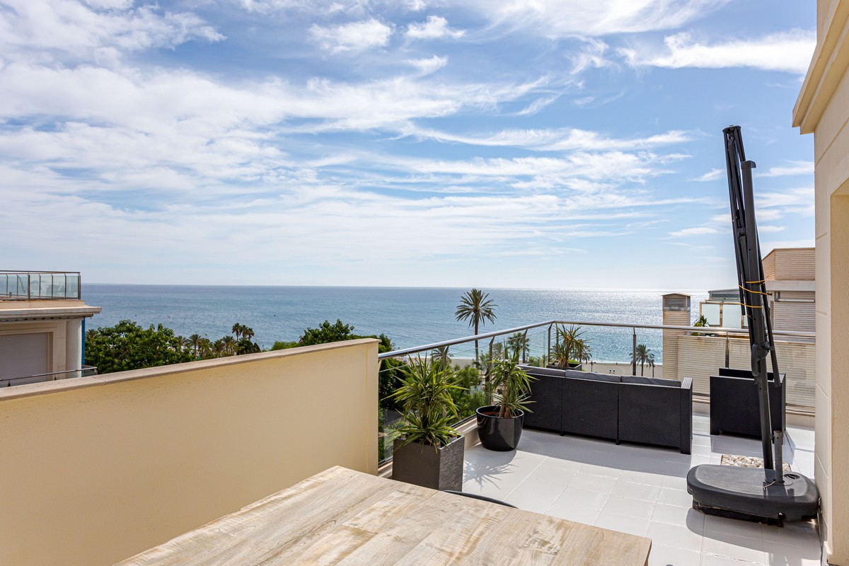 Exclusivo Ático de Lujo en Aguadulce: Vistas al Mar y Ubicación Premium en Calle Liverpool