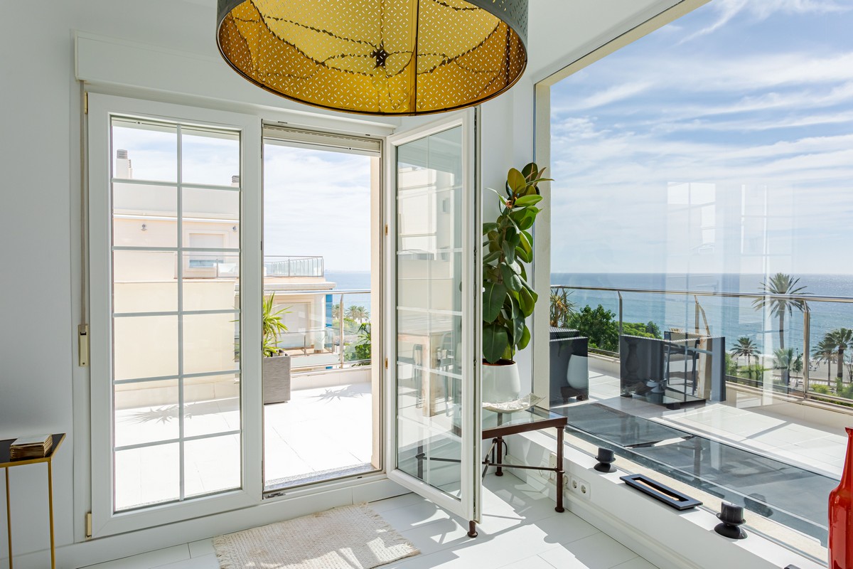 Exclusivo Ático de Lujo en Aguadulce: Vistas al Mar y Ubicación Premium en Calle Liverpool