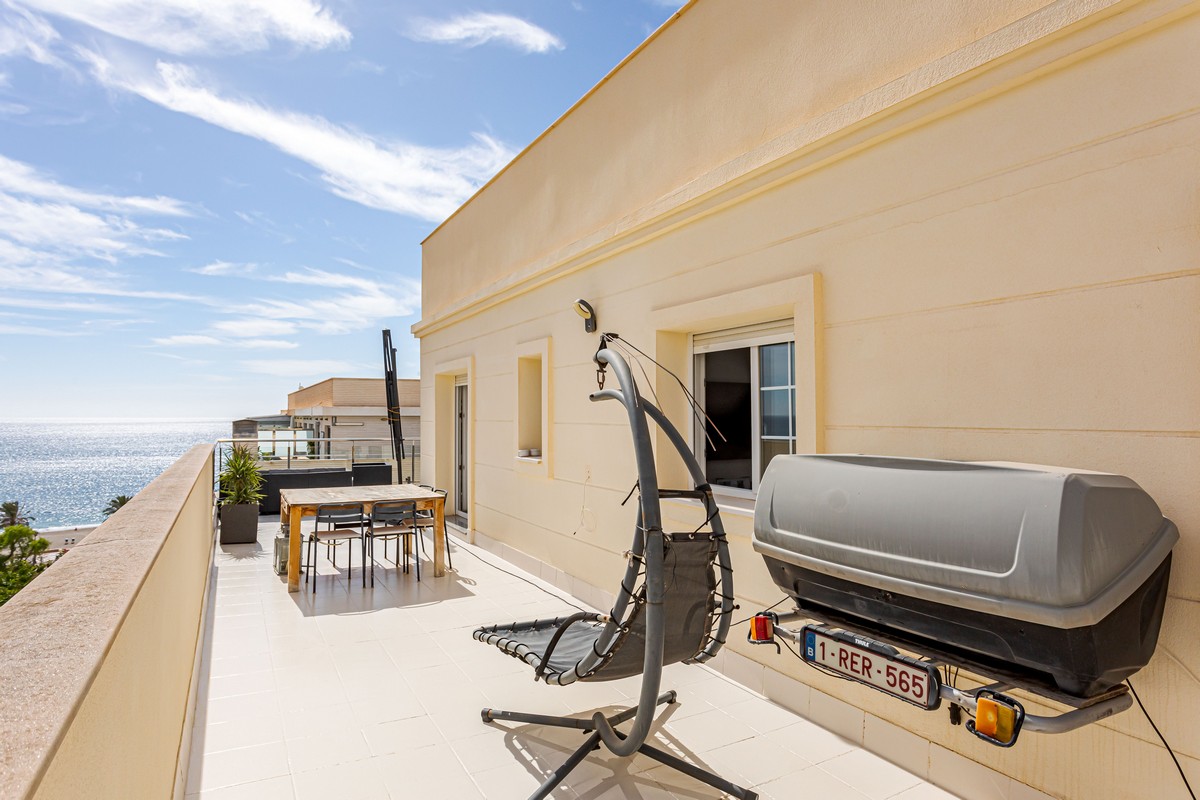 Exclusivo Ático de Lujo en Aguadulce: Vistas al Mar y Ubicación Premium en Calle Liverpool