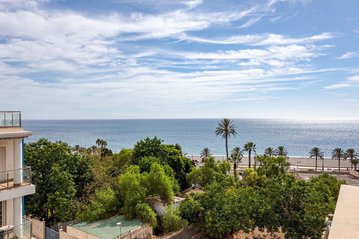 Exclusivo Ático de Lujo en Aguadulce: Vistas al Mar y Ubicación Premium en Calle Liverpool