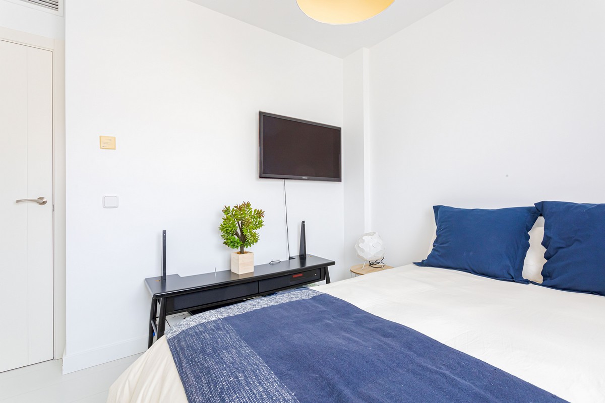 Exclusivo Ático de Lujo en Aguadulce: Vistas al Mar y Ubicación Premium en Calle Liverpool