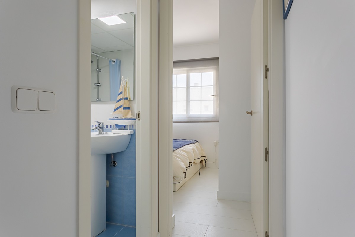 Exclusivo Ático de Lujo en Aguadulce: Vistas al Mar y Ubicación Premium en Calle Liverpool