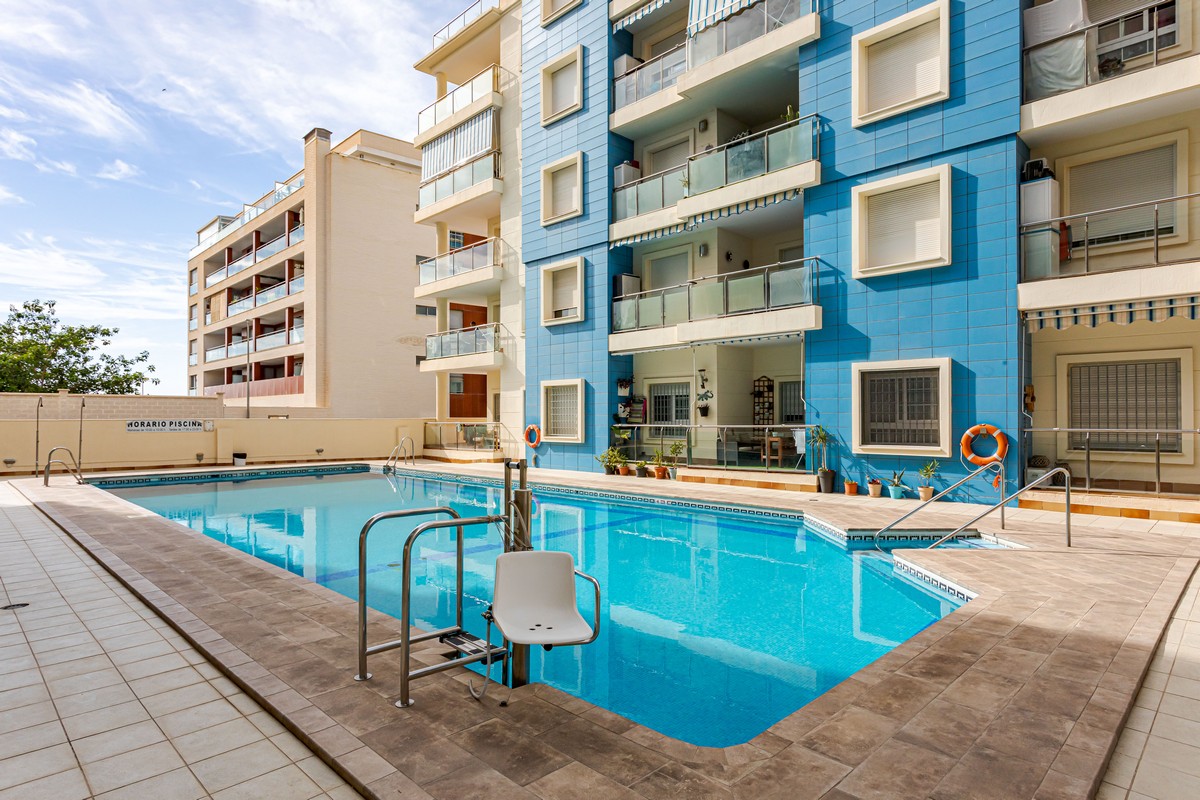 Exclusivo Ático de Lujo en Aguadulce: Vistas al Mar y Ubicación Premium en Calle Liverpool