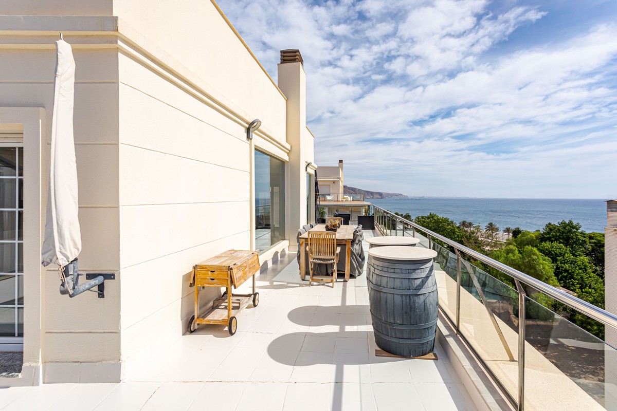 Exclusivo Ático de Lujo en Aguadulce: Vistas al Mar y Ubicación Premium en Calle Liverpool