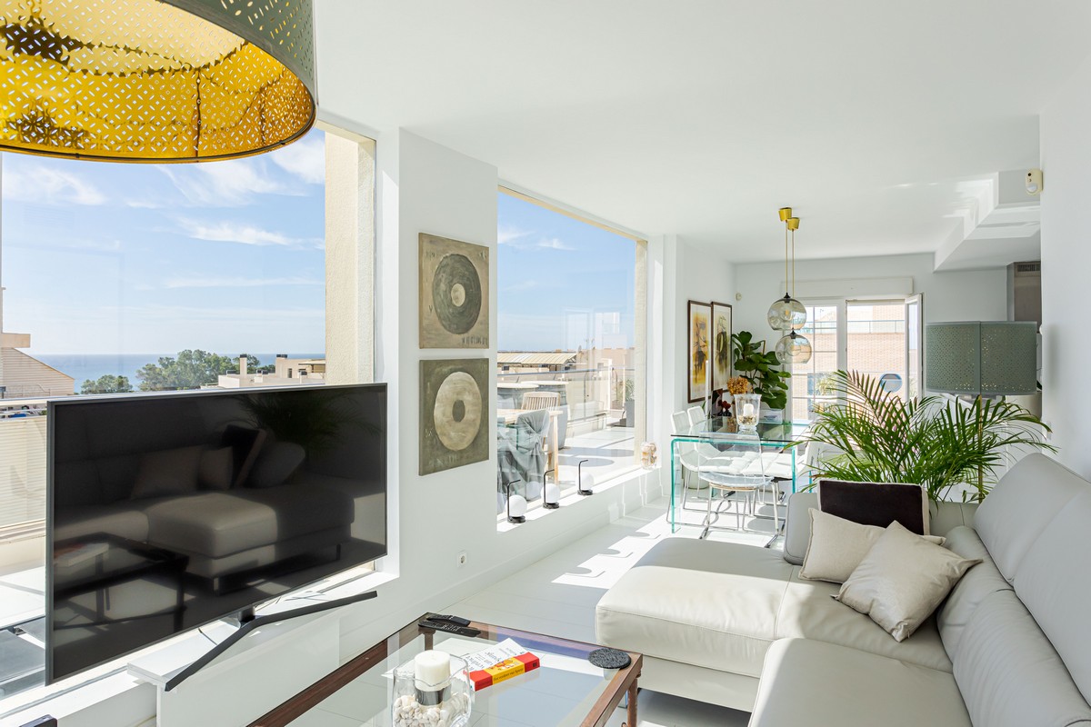 Exclusivo Ático de Lujo en Aguadulce: Vistas al Mar y Ubicación Premium en Calle Liverpool