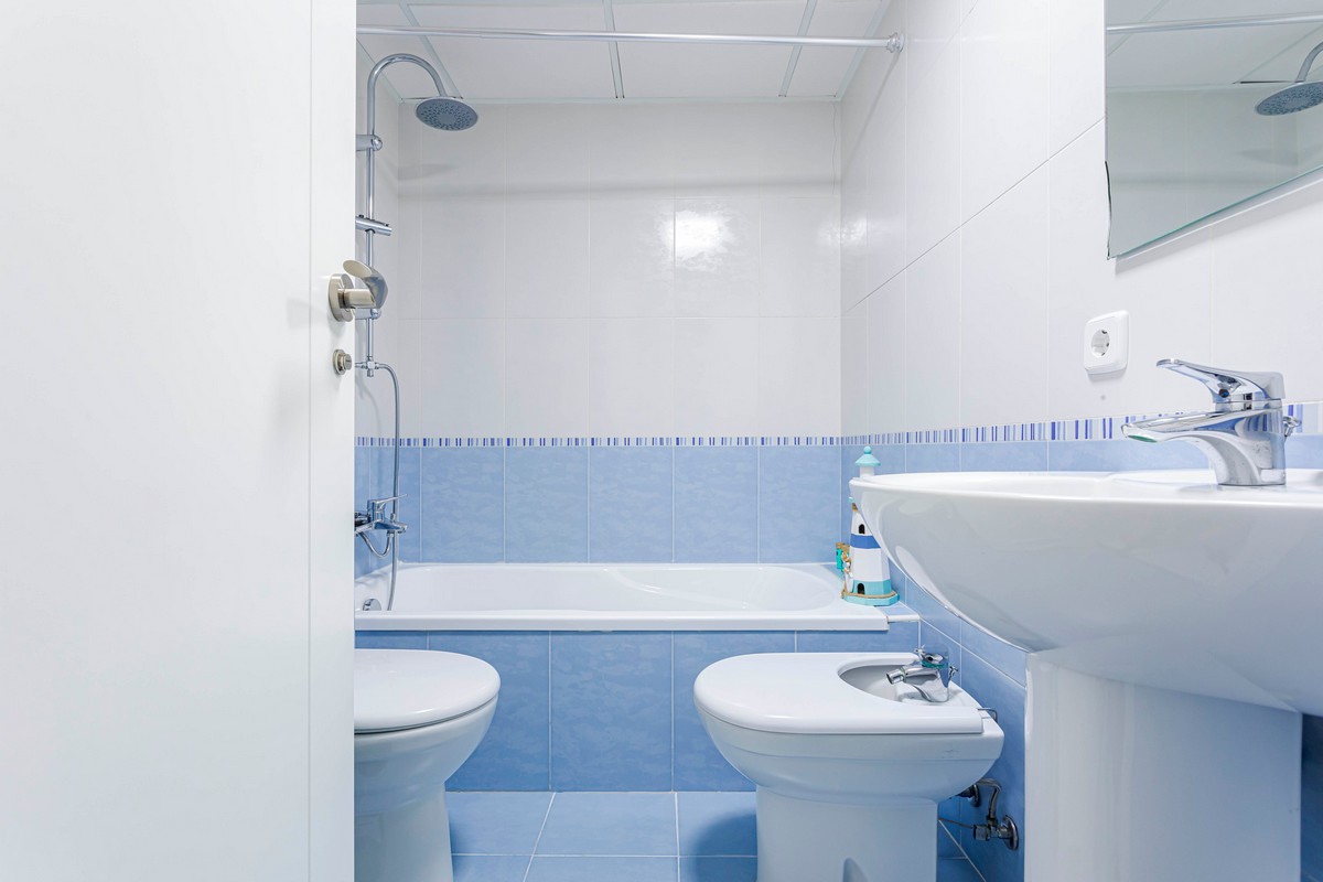 Exclusivo Ático de Lujo en Aguadulce: Vistas al Mar y Ubicación Premium en Calle Liverpool