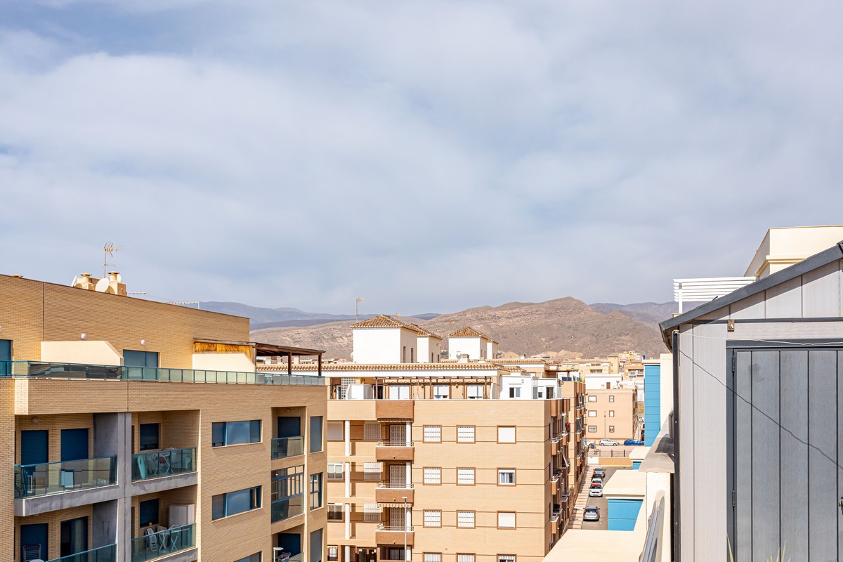 Exclusivo Ático de Lujo en Aguadulce: Vistas al Mar y Ubicación Premium en Calle Liverpool