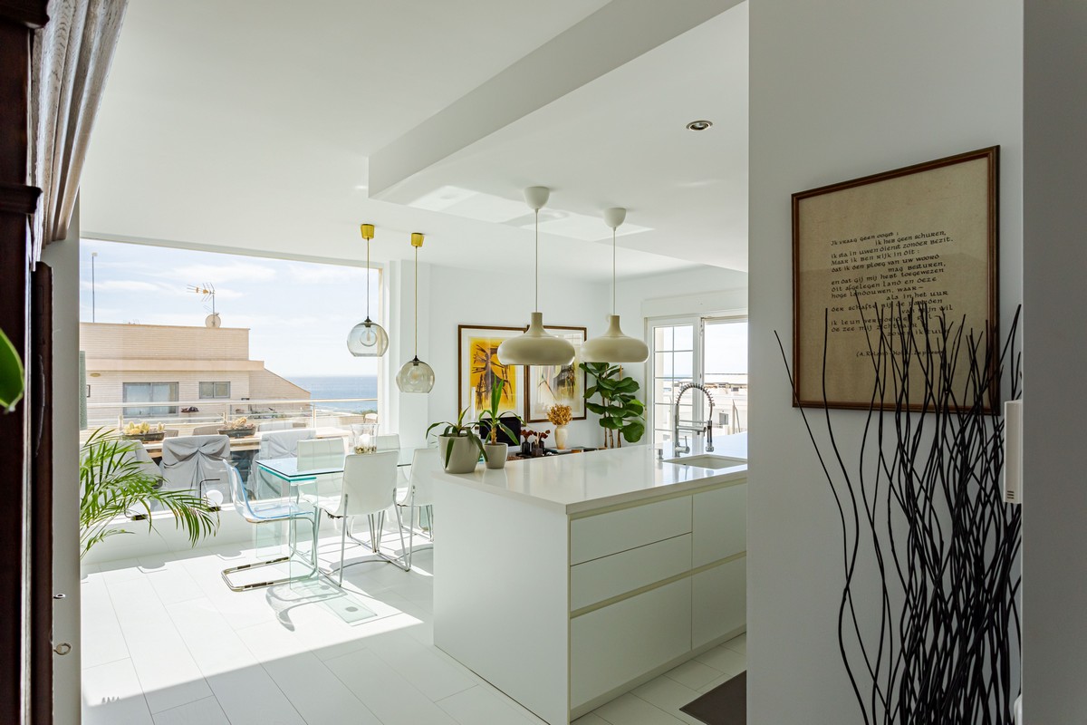 Exclusivo Ático de Lujo en Aguadulce: Vistas al Mar y Ubicación Premium en Calle Liverpool