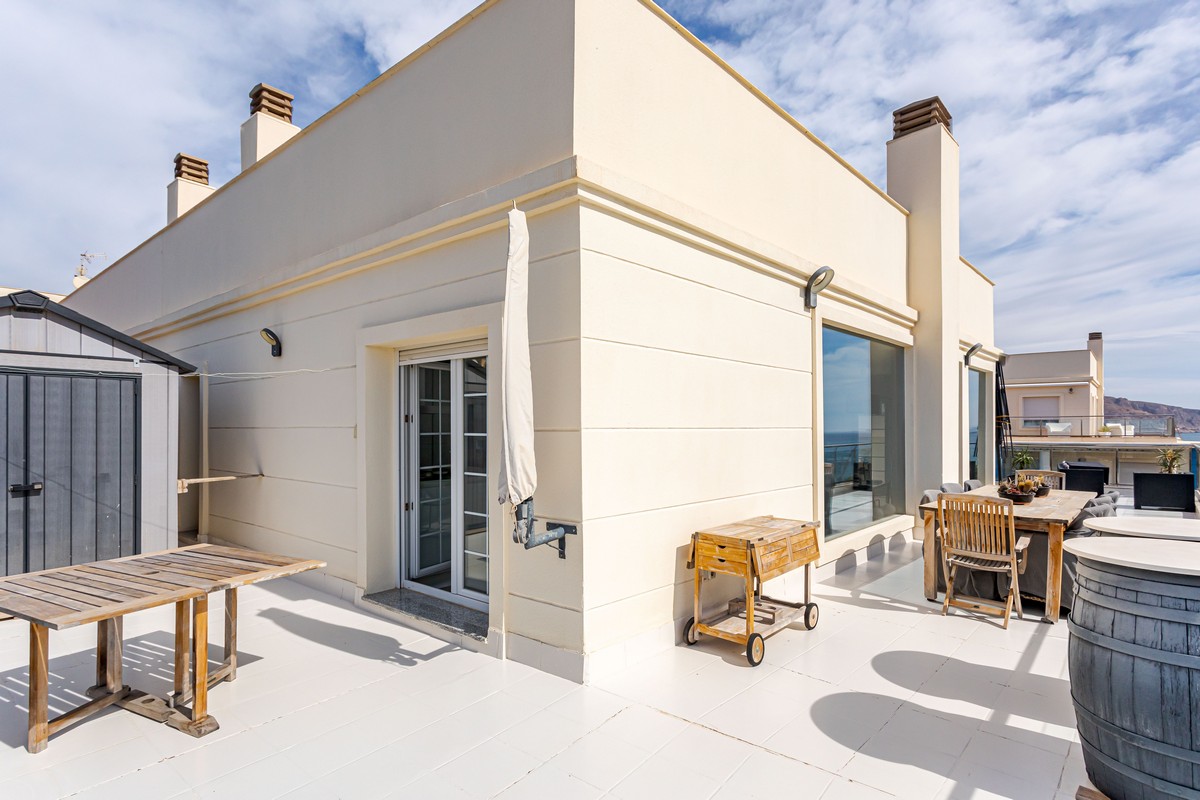 Exclusivo Ático de Lujo en Aguadulce: Vistas al Mar y Ubicación Premium en Calle Liverpool