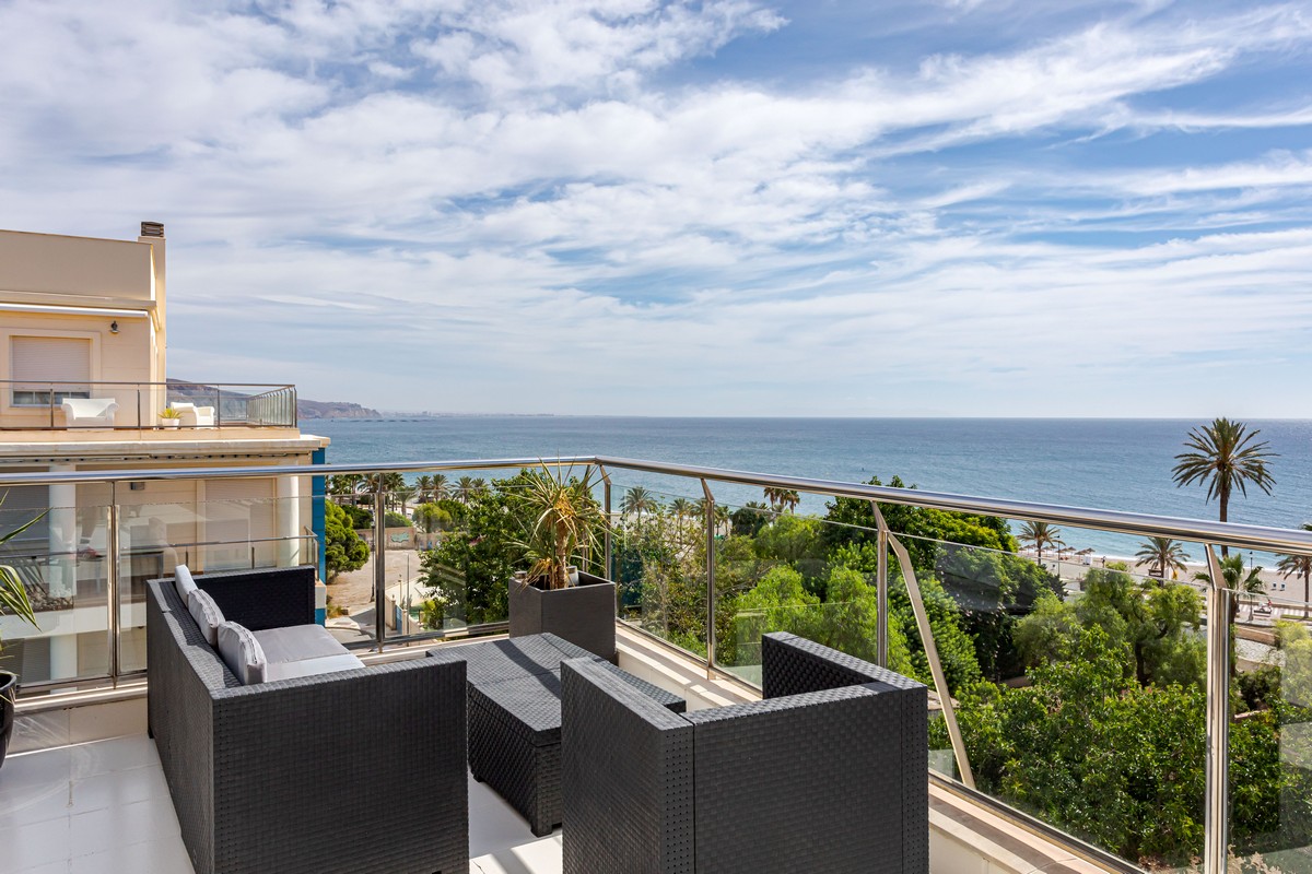 Exclusivo Ático de Lujo en Aguadulce: Vistas al Mar y Ubicación Premium en Calle Liverpool