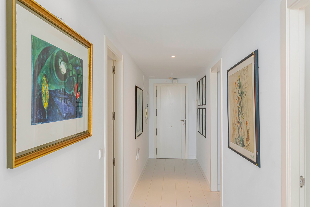 Exclusivo Ático de Lujo en Aguadulce: Vistas al Mar y Ubicación Premium en Calle Liverpool