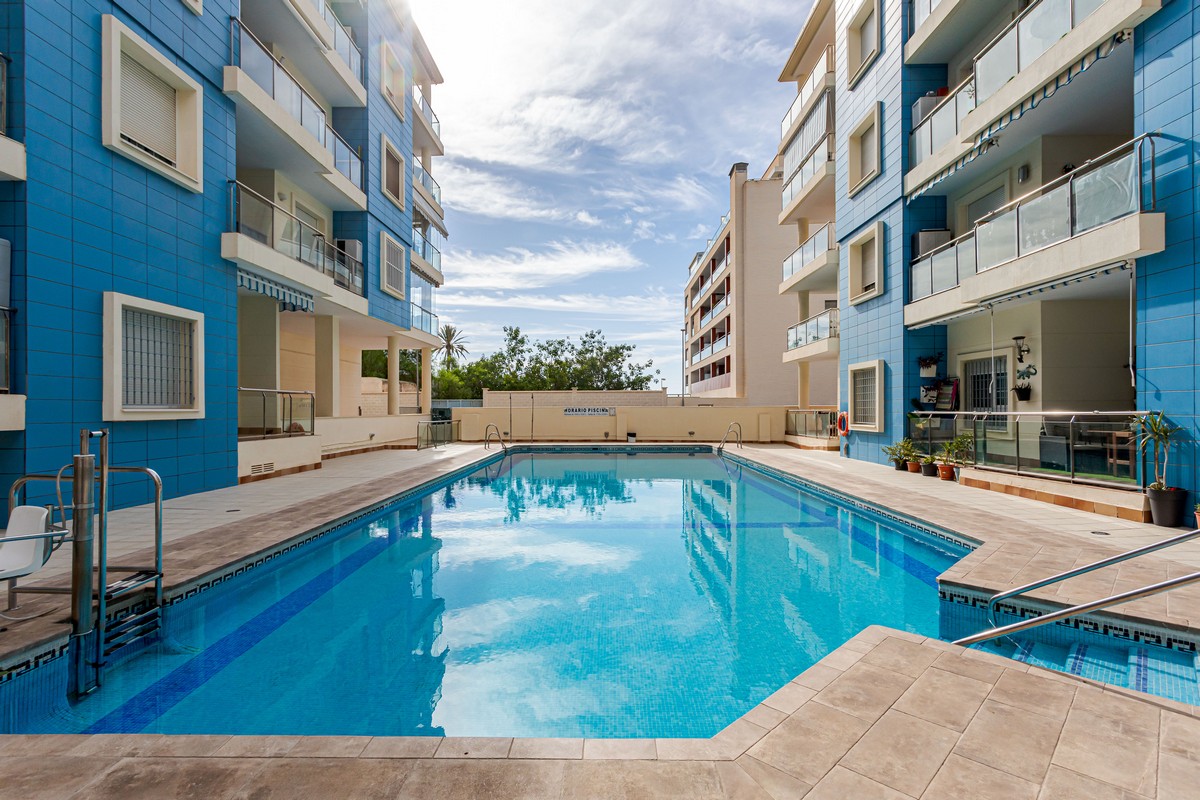 Exclusivo Ático de Lujo en Aguadulce: Vistas al Mar y Ubicación Premium en Calle Liverpool