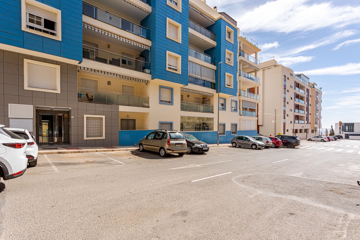 Exclusivo Ático de Lujo en Aguadulce: Vistas al Mar y Ubicación Premium en Calle Liverpool