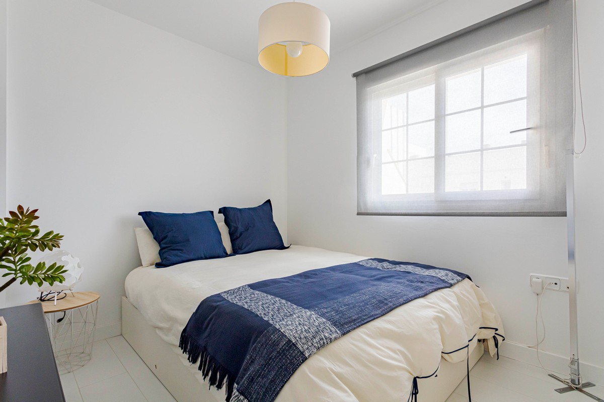 Exclusivo Ático de Lujo en Aguadulce: Vistas al Mar y Ubicación Premium en Calle Liverpool