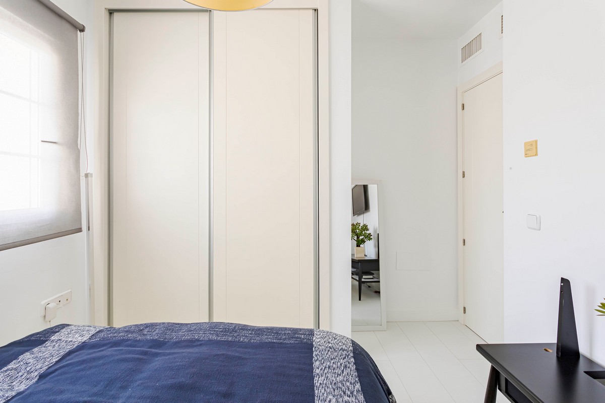 Exclusivo Ático de Lujo en Aguadulce: Vistas al Mar y Ubicación Premium en Calle Liverpool