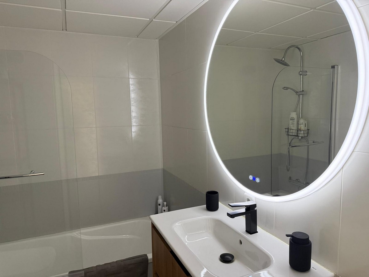 Exclusivo Ático de Lujo en Aguadulce: Vistas al Mar y Ubicación Premium en Calle Liverpool