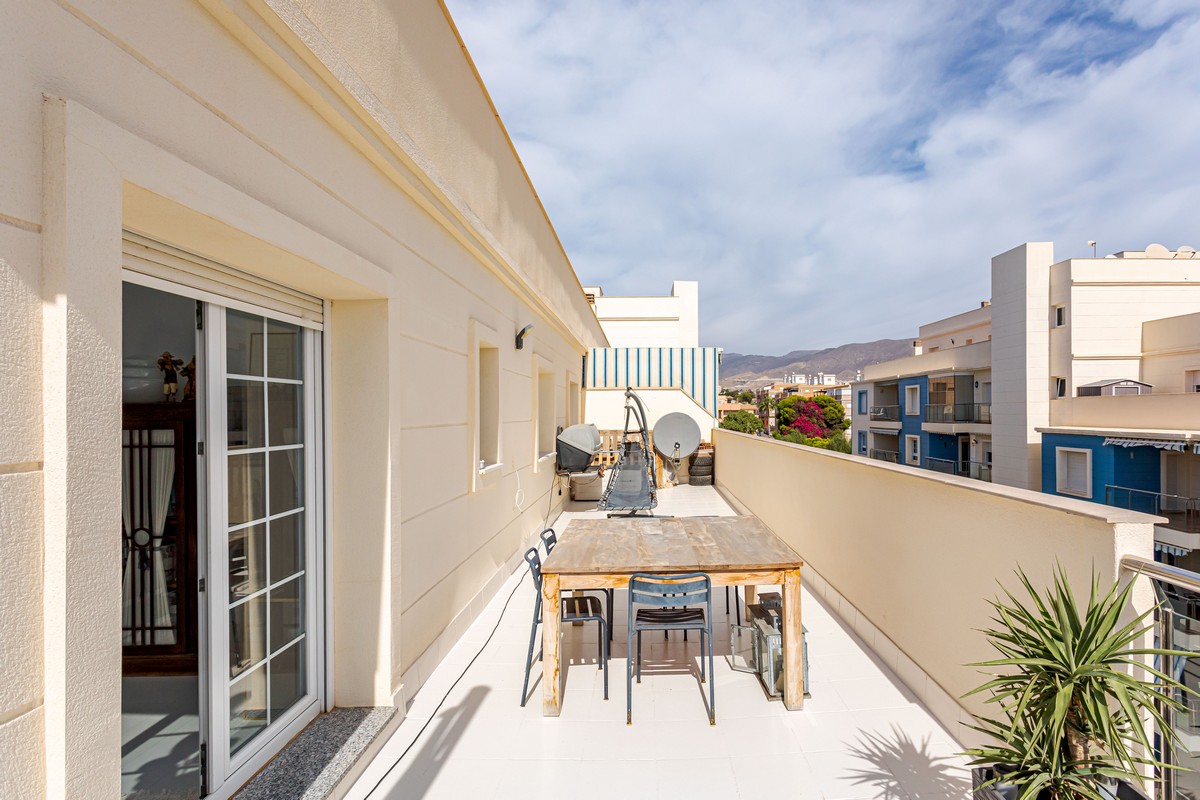 Exclusivo Ático de Lujo en Aguadulce: Vistas al Mar y Ubicación Premium en Calle Liverpool