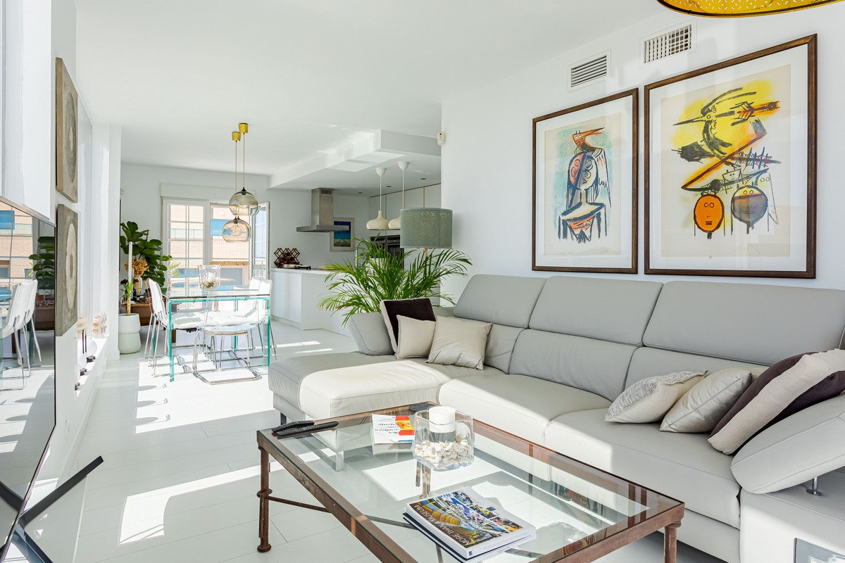 Exclusivo Ático de Lujo en Aguadulce: Vistas al Mar y Ubicación Premium en Calle Liverpool