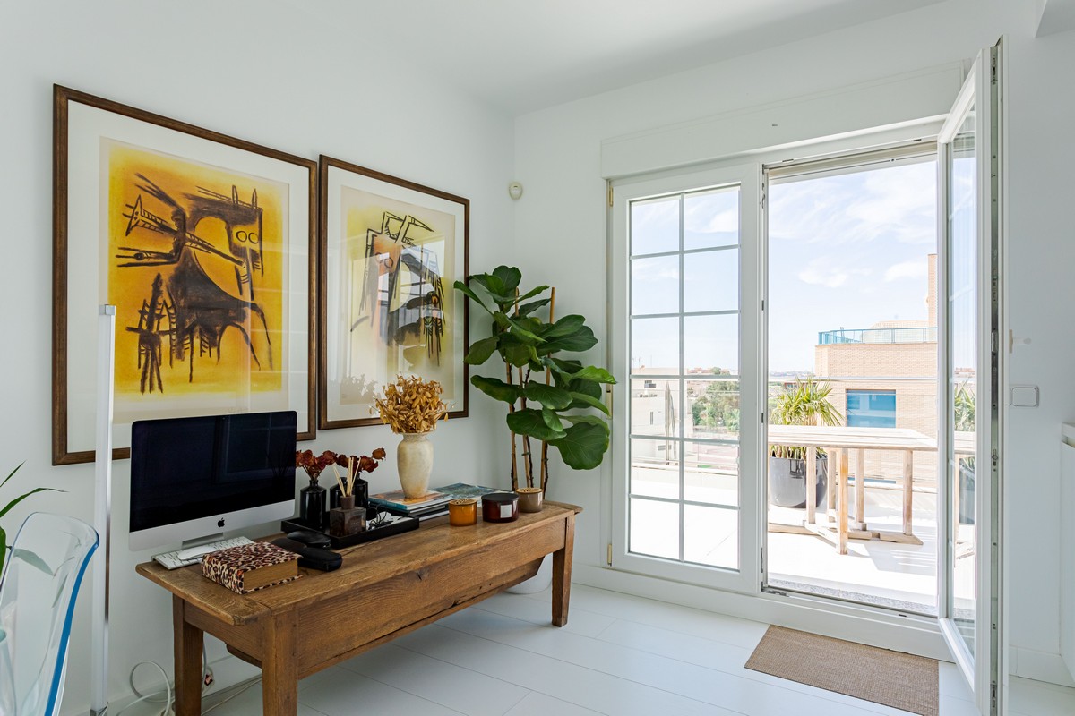 Exclusivo Ático de Lujo en Aguadulce: Vistas al Mar y Ubicación Premium en Calle Liverpool