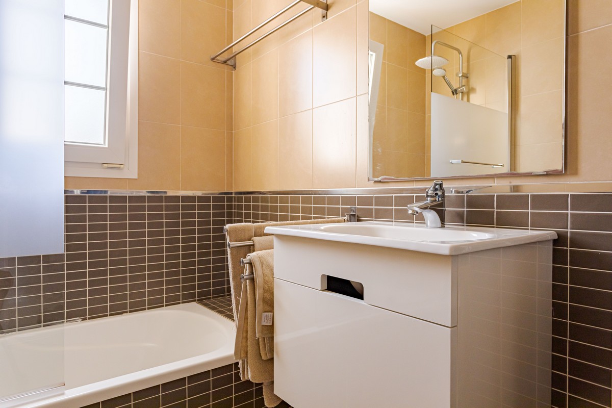 Exclusivo Ático de Lujo en Aguadulce: Vistas al Mar y Ubicación Premium en Calle Liverpool