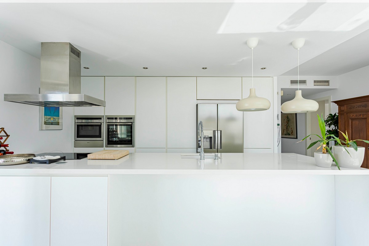 Exclusivo Ático de Lujo en Aguadulce: Vistas al Mar y Ubicación Premium en Calle Liverpool