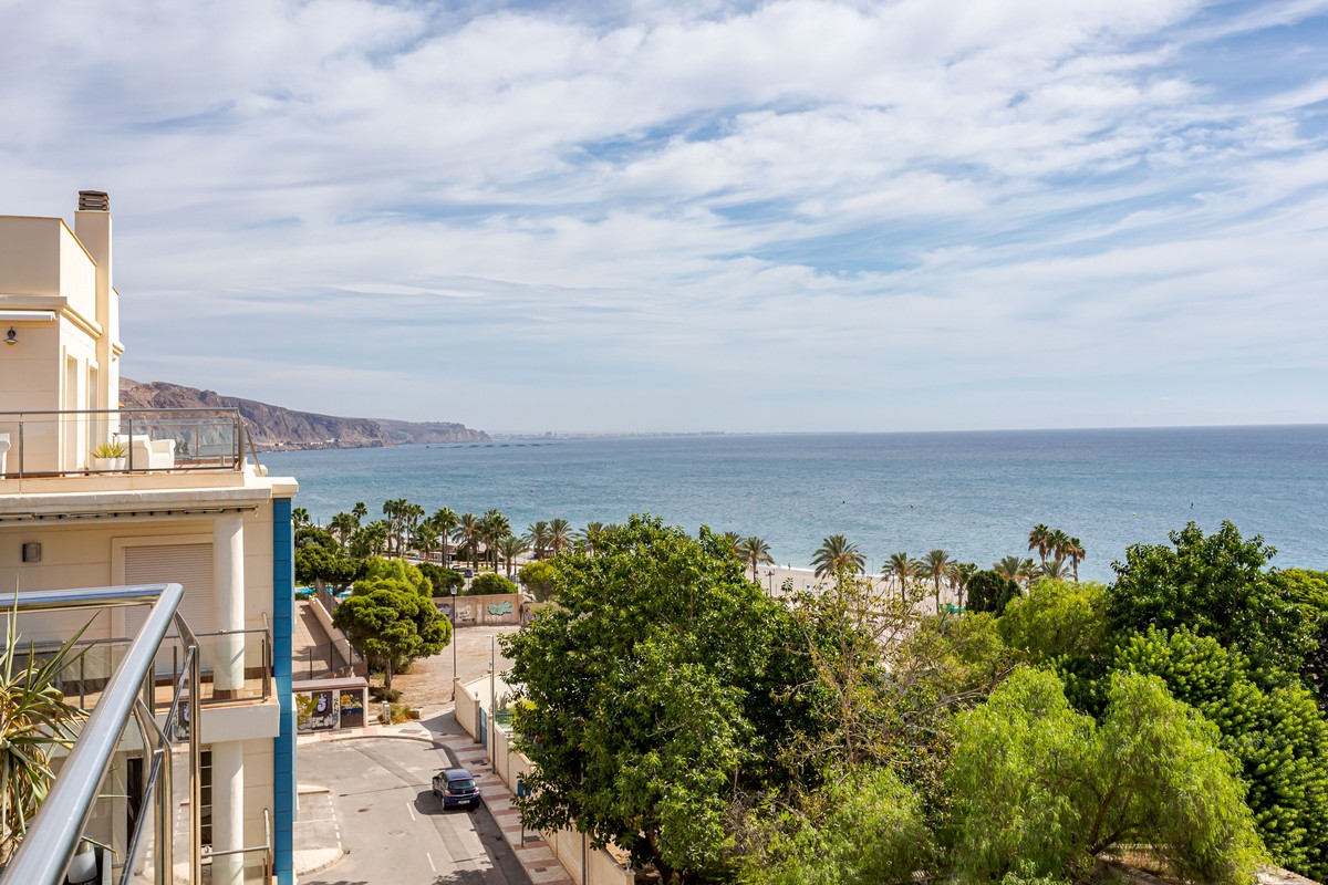 Exclusivo Ático de Lujo en Aguadulce: Vistas al Mar y Ubicación Premium en Calle Liverpool