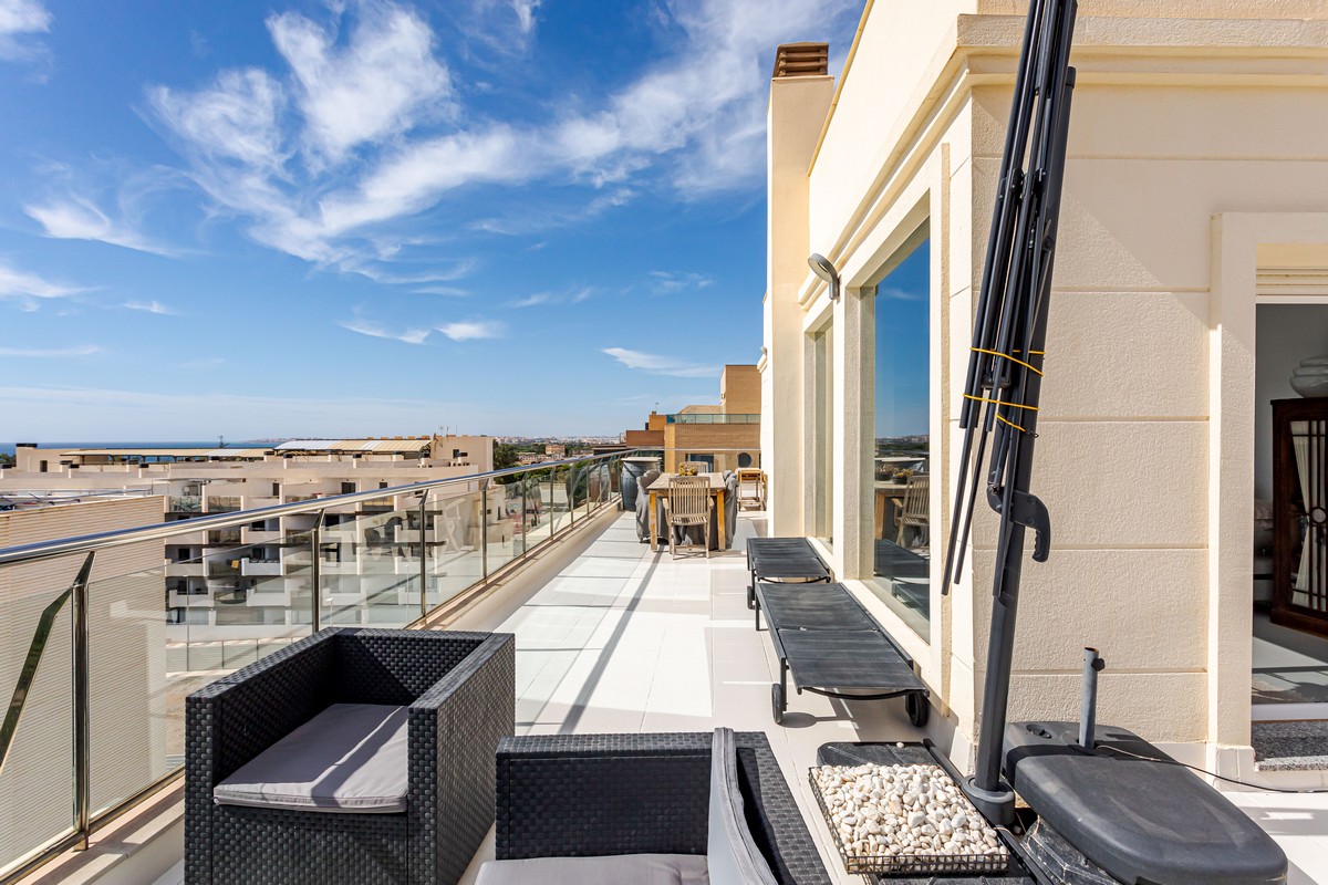 Exclusivo Ático de Lujo en Aguadulce: Vistas al Mar y Ubicación Premium en Calle Liverpool