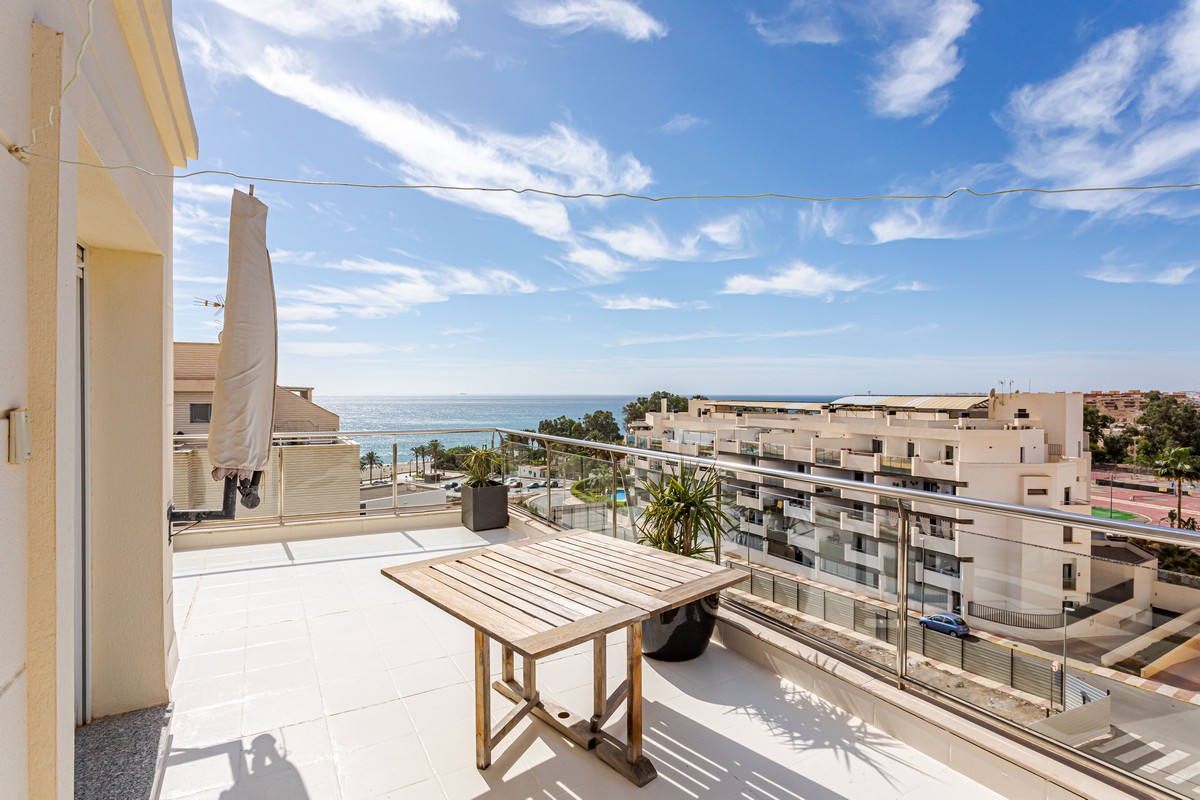 Exclusivo Ático de Lujo en Aguadulce: Vistas al Mar y Ubicación Premium en Calle Liverpool