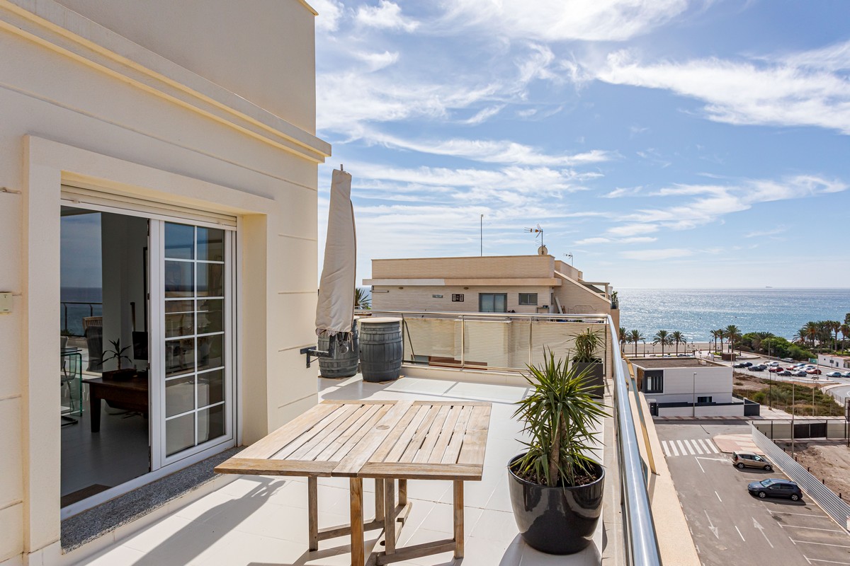 Exclusivo Ático de Lujo en Aguadulce: Vistas al Mar y Ubicación Premium en Calle Liverpool