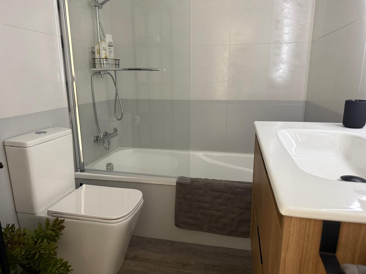 Exclusivo Ático de Lujo en Aguadulce: Vistas al Mar y Ubicación Premium en Calle Liverpool