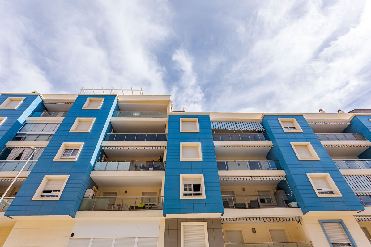 Exclusivo Ático de Lujo en Aguadulce: Vistas al Mar y Ubicación Premium en Calle Liverpool