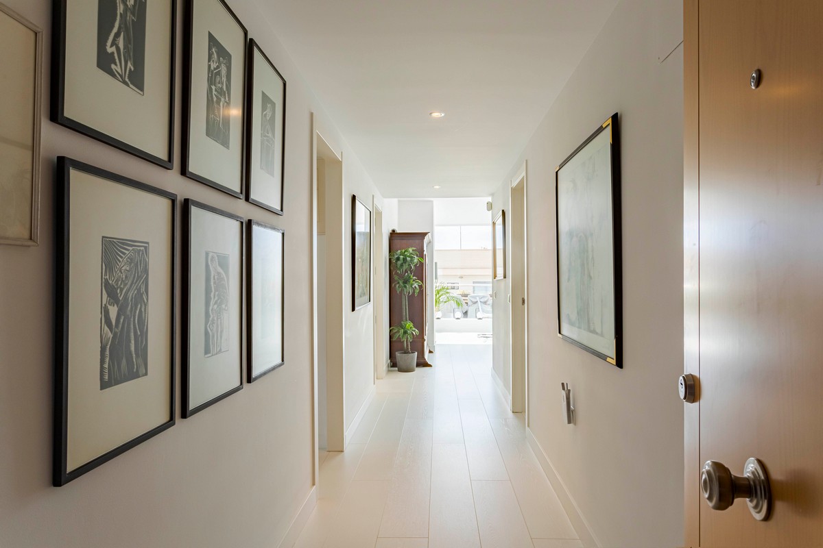 Exclusivo Ático de Lujo en Aguadulce: Vistas al Mar y Ubicación Premium en Calle Liverpool