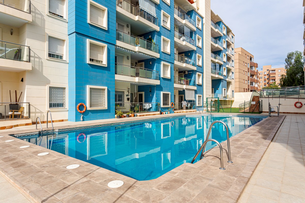 Exclusivo Ático de Lujo en Aguadulce: Vistas al Mar y Ubicación Premium en Calle Liverpool