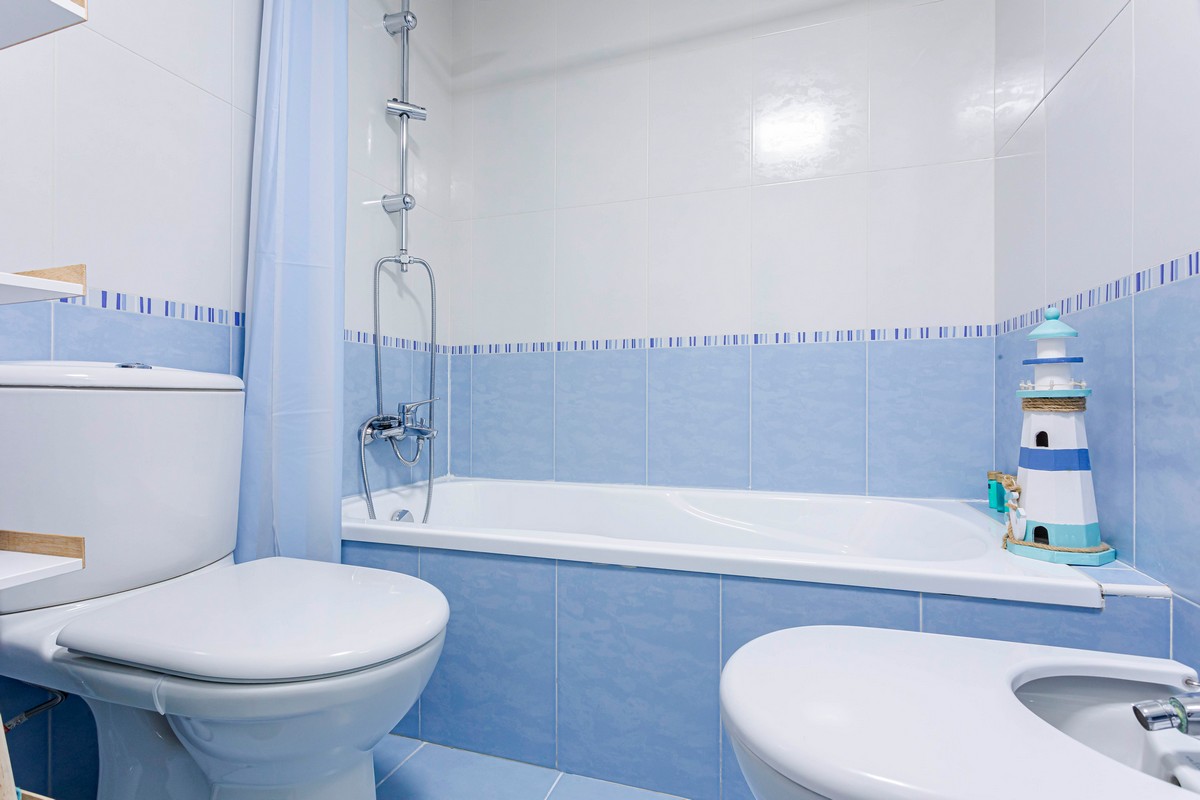 Exclusivo Ático de Lujo en Aguadulce: Vistas al Mar y Ubicación Premium en Calle Liverpool