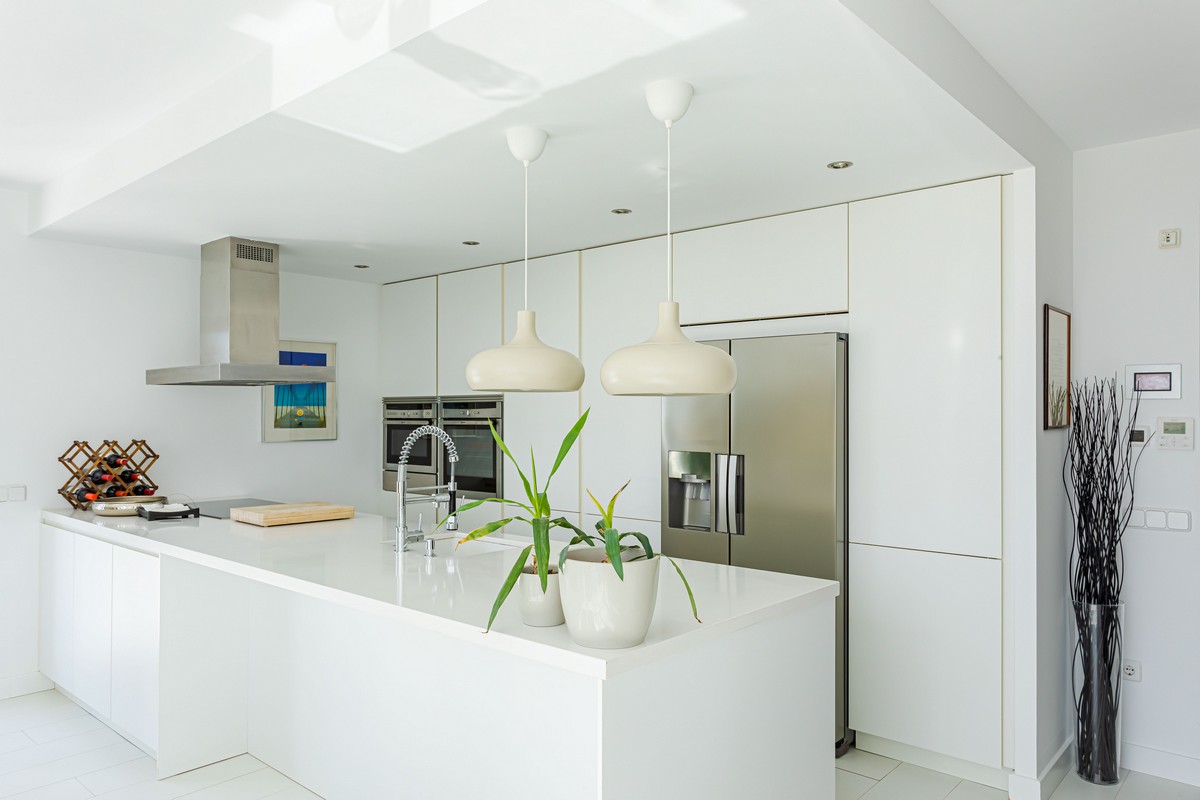 Exclusivo Ático de Lujo en Aguadulce: Vistas al Mar y Ubicación Premium en Calle Liverpool