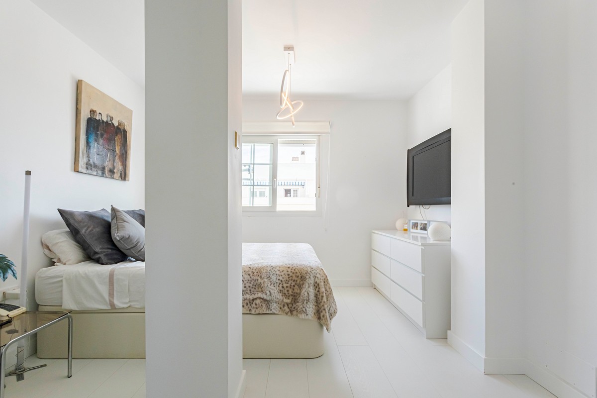 Exclusivo Ático de Lujo en Aguadulce: Vistas al Mar y Ubicación Premium en Calle Liverpool