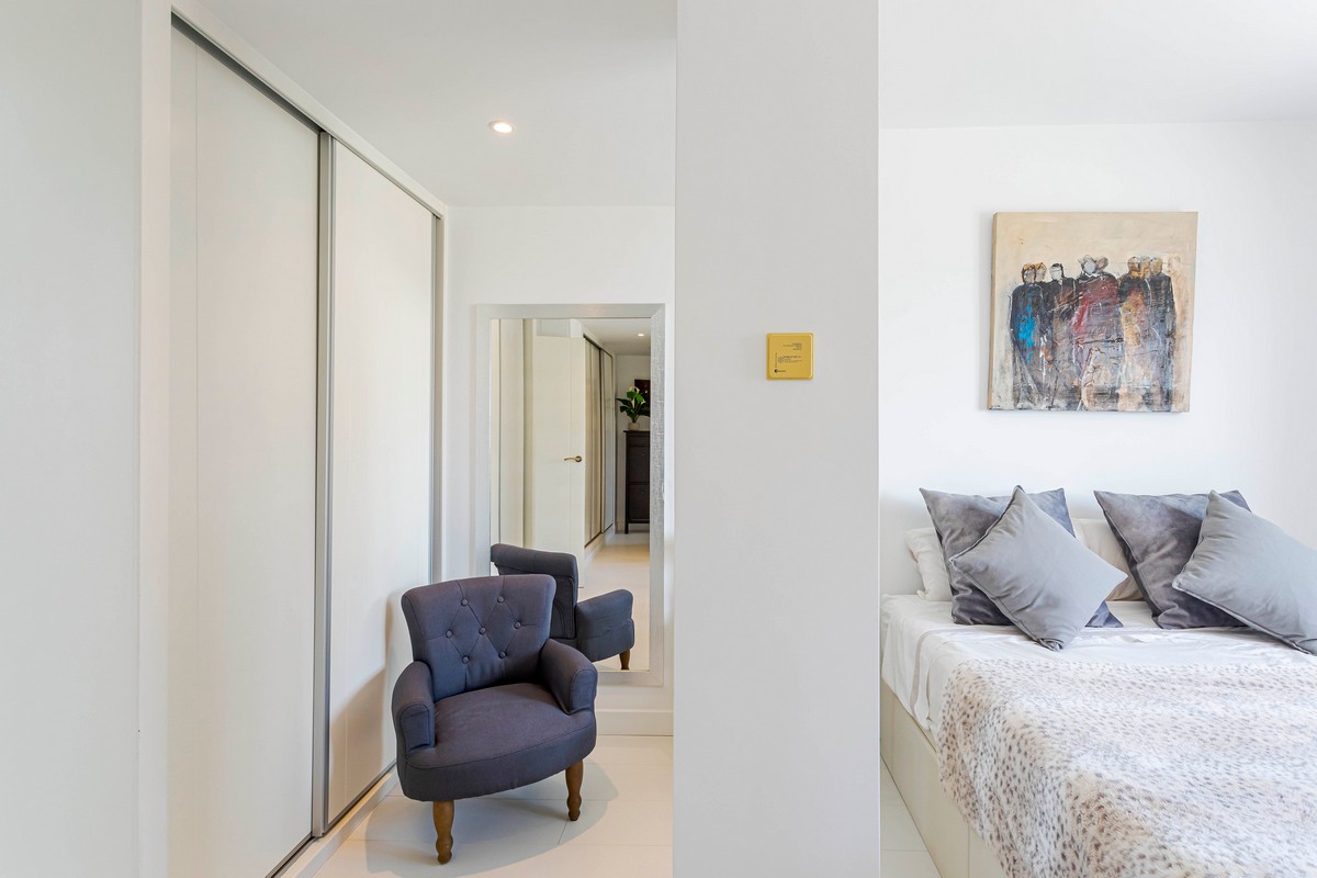 Exclusivo Ático de Lujo en Aguadulce: Vistas al Mar y Ubicación Premium en Calle Liverpool