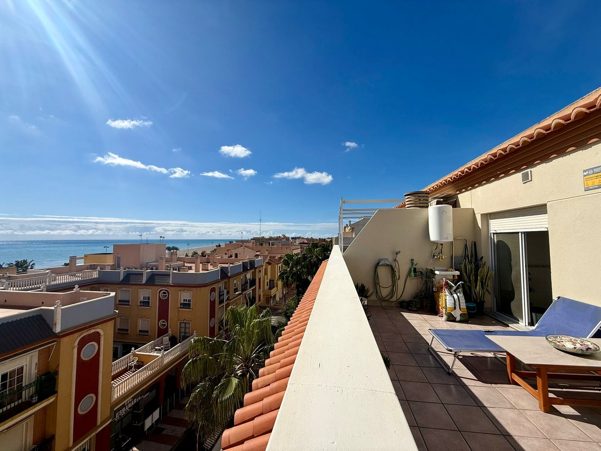 Ático con vistas al mar en Playa de la Bajadilla