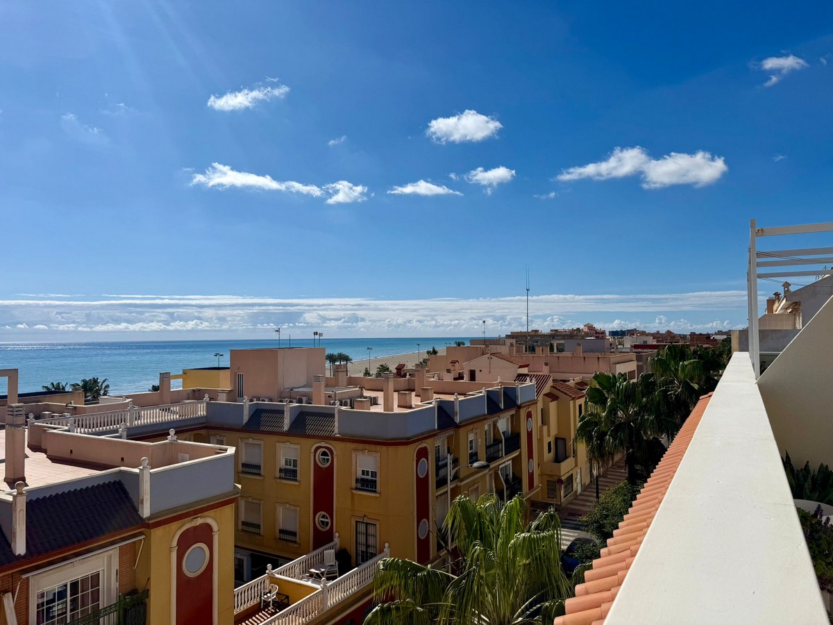 Ático con vistas al mar en Playa de la Bajadilla