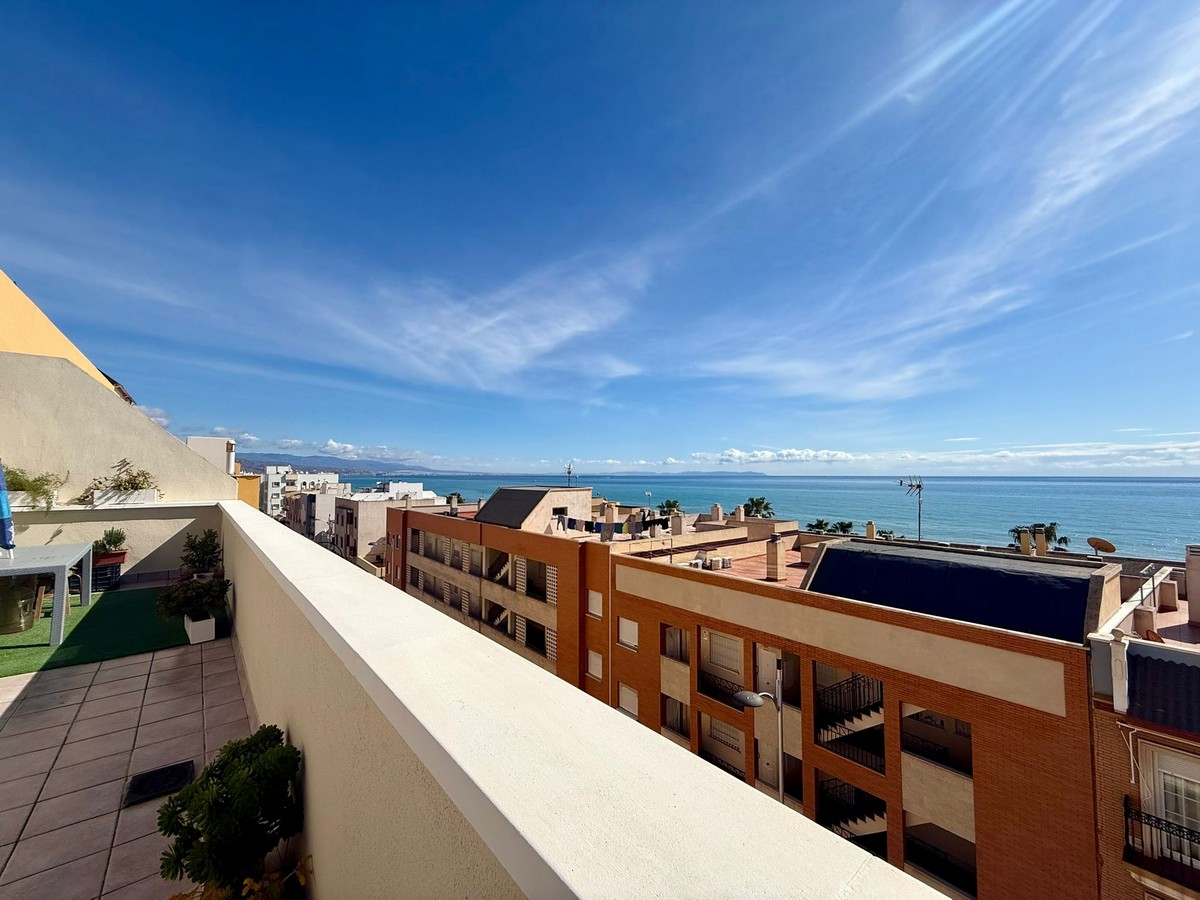 Ático con vistas al mar en Playa de la Bajadilla